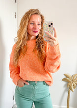 Afbeelding in Gallery-weergave laden, Cozy Round Neck Sweater - orange
