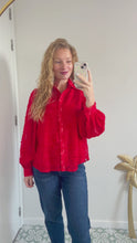 Video laden en afspelen in Gallery-weergave, Textured Blouse -red
