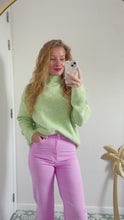 Video laden en afspelen in Gallery-weergave, Super Soft Turtleneck Sweater - green
