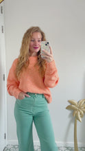 Video laden en afspelen in Gallery-weergave, Cozy Round Neck Sweater - orange
